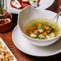 El chef Michelin Jordi Cruz y el truco para para un caldo de verduras perfecto