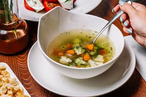 El chef Michelin Jordi Cruz y el truco para para un caldo de verduras perfecto