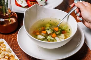 El chef Michelin Jordi Cruz y el truco para para un caldo de verduras perfecto