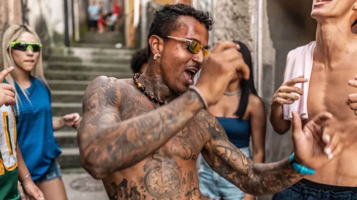 Los latinoamericanos son más felices de lo que es estadísticamente normal teniendo en cuenta la riqueza de sus países