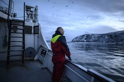 El experto en orcas francés Pierre Robert De Latour busca orcas el 13 de enero