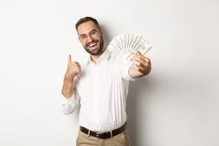 El dinero “compra” la felicidad, según un psicólogo de Harvard que enumeró las claves del bienestar