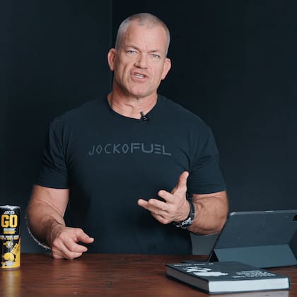 El experto recomienda sustituir el alcohol y los alimentos ultraprocesados por un vaso de kombucha y hummus con verduras