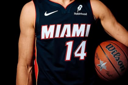 El expolicía fue condenado por haber robado cientos de camisetas de los Miami Heat