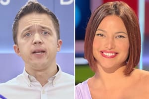 El exportavoz de Sumar, Íñigo Errejón, junto a la presentadora de televisión y actriz Elisa Mouliaá