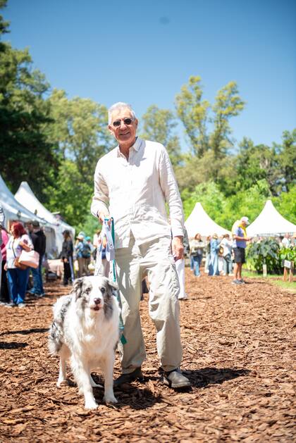 El expositor Mario Cherrutti del stand cherruttipini travelers con su perro.