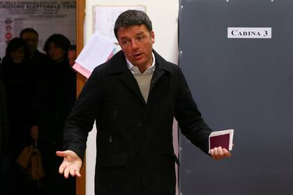 El expremier Matteo Renzi llega al centro de votación en Florencia