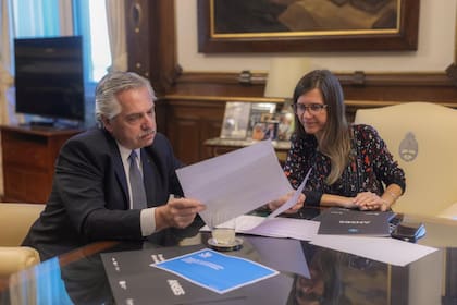El expresidente Alberto Fernández y la exdirectora ejecutiva de la Anses, Fernanda Raverta, impulsaron en su momento el régimen movilidad previsional hoy cuestionado por varios tribunales