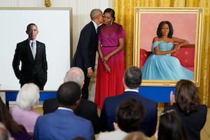 Barack Obama y su esposa Michelle ya tienen sus retratos oficiales: cómo las evaluó el expresidente