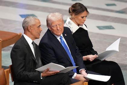 El expresidente Barack Obama habla con el entonces presidente electo Donald Trump en el funeral del expresidente Jimmy Carter en la Catedral Nacional en Washington el 9 de enero del 2025. (AP foto/Jacquelyn Martin)