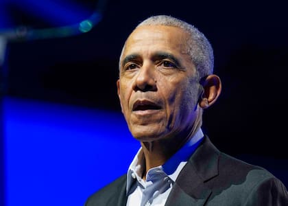 El expresidente Barack Obama habla durante un evento el 5 de diciembre de 2024 en Chicago