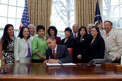 El expresidente Barack Obama, rodeado por la familia del activista, proclamó el 31 de marzo como Día de César Chávez