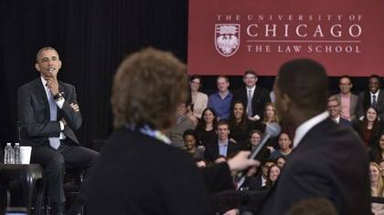 El expresidente Barack Obama visitó la Universidad de Chicago