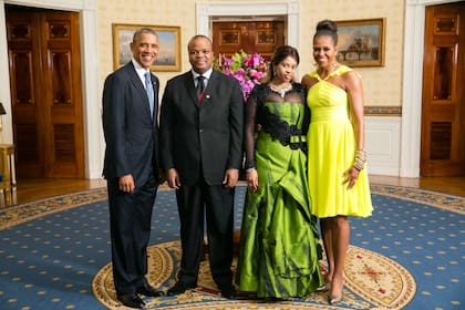 El expresidente Barack Obama y la ex primera dama Michelle Obama, posan junto al rey Mswati III y una de sus esposas