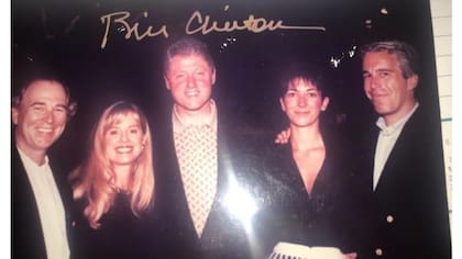 El expresidente Bill Clinton junto con Jeffrey Epstein y su pareja, Ghislaine Maxwell.