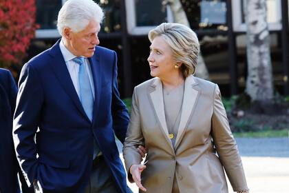 El expresidente Bill Clinton y la ex primera dama Hillary Clinton, quien compitió contra Donald Trump en las elecciones de 2016