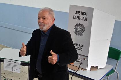 El expresidente brasileño (2003-2010) y candidato del izquierdista Partido de los Trabajadores (PT) Luiz Inacio Lula da Silva levanta el pulgar en un colegio electoral antes de votar durante las elecciones legislativas y presidenciales en Sao Paulo, Brasil