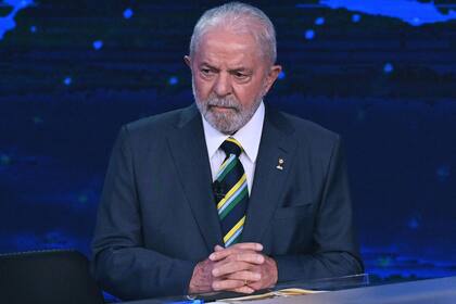 El expresidente brasileño (2003-2010) y candidato presidencial por el izquierdista Partido de los Trabajadores (PT), Luiz Inácio Lula da Silva, gesticula antes de un debate presidencial televisado en Sao Paulo, Brasil, el 16 de octubre de 2022