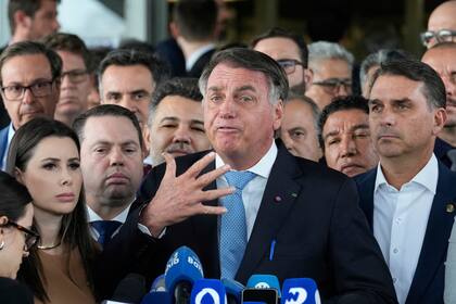 El expresidente brasileño Jair Bolsonaro habla con periodistas en el Congreso, el 26 de marzo de 2025. Los bolsonaristas ponen todas las fichas en una ley de amnistía.