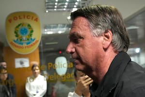 El expresidente brasileño Jair Bolsonaro llega a un evento con senadores que lo apoyan en la sede del Congreso Nacional en Brasilia el 18 de febrero del 2025. (AP foto/Eraldo Peres)