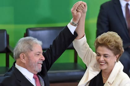 El expresidente brasileño junto a su par Dilma Rousseff, cuando era presidenta