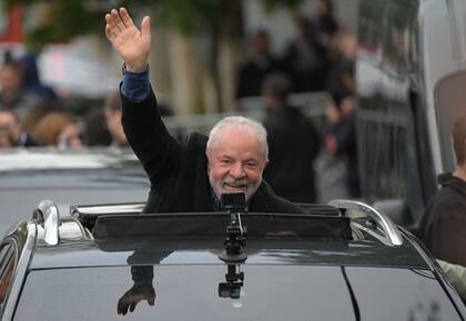 El expresidente brasileño Lula da Silva se impuso en las urnas, pero con una estrecha diferencia (Foto por ERNESTO BENAVIDES / AFP)