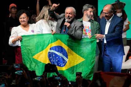 El expresidente brasileño y aspirante a la reelección Luiz Inacio Lula da Silva (al centro) habla durante un acto de campaña en Brasilia, el 12 de julio de 2022. (AP Foto/Eraldo Peres)