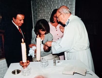 El expresidente Carlos Menem en el bautismo de uno de sus ahijados