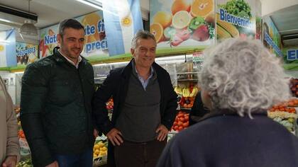 El expresidente charló con vecinos y comerciantes en el conurbano