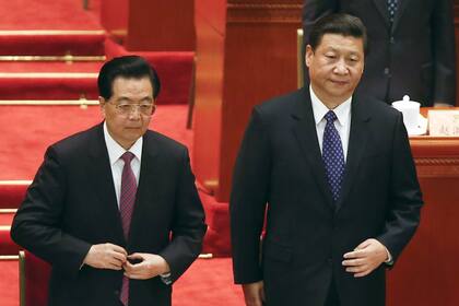 El expresidente chino Hu Jintao, junto a su sucesor, Xi Jinping, en 2013, con cabelleras negras