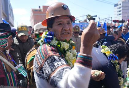 El expresidente de Bolivia Evo Morales sostiene una hoja de coca durante un recorrido con sus simpatizantes en El Alto, Bolivia, el 26 de julio de 2024