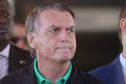 El expresidente de Brasil, Jair Bolsonaro, durante una conferencia de prensa afuera del Senado en Brasilia