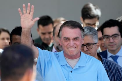 El expresidente de Brasil Jair Bolsonaro saluda a sus simpatizantes al salir del hospital después de pasar varias semanas internado por una cirugía, el domingo 4 de mayo de 2025, en Brasilia. (AP Foto/Eraldo Peres)