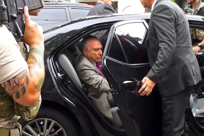 El expresidente de Brasil, Michel Temer, al ser trasladado por las fuerzas de seguridad