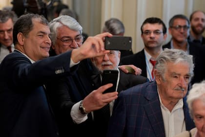 El expresidente de Ecuador, Rafael Correa, el expresidente de Paraguay, Fernando Lugo y el exministro de defensa de Brasil, Celso Amorin posan para una selfie junto a José Mujica