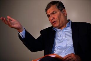 El expresidente de Ecuador Rafael Correa habla con un periodista durante una entrevista con Associated Press en Bruselas. (AP Foto/Francisco Seco, Archivo)