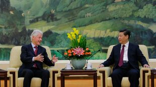 El expresidente de EE.UU., Bill Clinton, con el presidente de China, Xi Jinping, reunidos en 2013 en Pekín