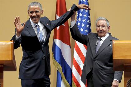 El expresidente de Estados Unidos Barack Obama, junto al líder cubano Raúl Castro, en 2015