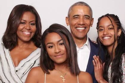 El expresidente de Estados Unidos, Barack Obama con su esposa Michelle y sus hijas Sasha (centro) y Malia (izquierda) (Crédito: Instagram/@barackobama)