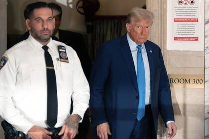 El expresidente de Estados Unidos Donald Trump regresa de un descanso durante su juicio en el Tribunal Supremo del Estado de Nueva York el 06 de noviembre de 2023 en la ciudad de Nueva York