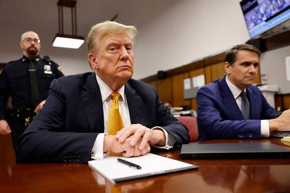 El expresidente de Estados Unidos Donald Trump se sienta en la sala durante su juicio en una corte penal en Manhattan, el martes 21 de mayo de 2024, en Nueva York. 