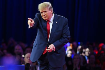 El expresidente de Estados Unidos y aspirante a la presidencia de 2024, Donald Trump, se marcha después de hablar en la reunión anual de la Conferencia de Acción Política Conservadora (CPAC) el 24 de febrero de 2024