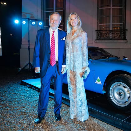 El expresidente de Fiat Argentina, Cristiano Rattazzi, y Gabriela Castellani en el festejo por los 100 años de la marca deportiva nacida en MIlán