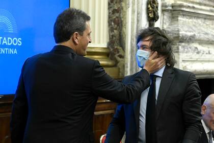 El expresidente de la Cámara de Diputado Sergio Massa saluda al al diputado por La Libertad Avanza Javier Milei.