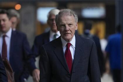 El expresidente de la Cámara de Representantes de Illinois, Michael Madigan, fue declarado culpable de 10 cargos de conspiración, soborno, fraude electrónico y violaciones de la Ley de Viajes (Erin Hooley/AP)
