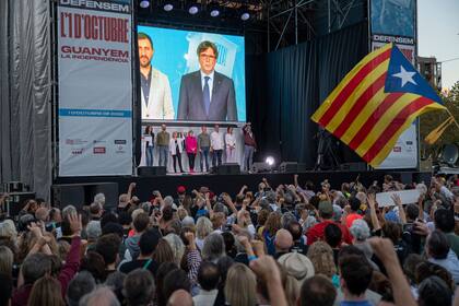 El expresidente de la Generalidad, Carles Puigdemont, durante el acto por el 5º Aniversario del referéndum de autodeterminación, 1-O, en el Arco del Triunfo, a 1 de octubre de 2022, en Barcelona, Cataluña (España). 