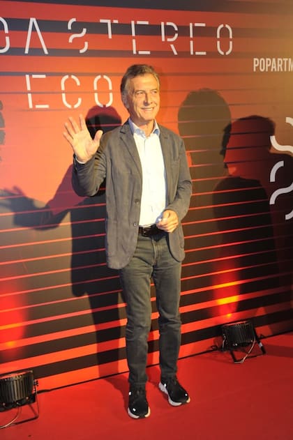 El expresidente de los argentinos, Mauricio Macri, con un look elegante sport para el gran regreso de una de las bandas más icónicas del rock nacional