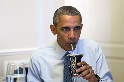 El expresidente de los EE. UU., Barack Obama, prueba un mate durante su visita a la Argentina