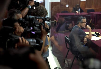 El expresidente de Perú Alberto Fujimori asiste a la sentencia final de su juicio por malversación de fondos, en las afueras de Lima, Perú, el 8 de enero de 2015