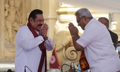 El expresidente de Sri Lanka Mahinda Rajapaksa, a la izquierda, saluda a su hermano menor, el presidente Gotabaya Rajapaksa, tras jurar su cargo como primer ministro en el templo real budista de Kelaniya en Colombo, Sri Lanka, el 9 de agosto de 2020.